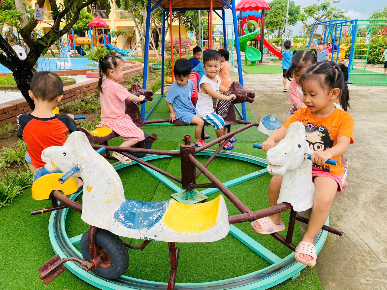 Ảnh hoạt động ngoài trời lớp 4 tuổi A
