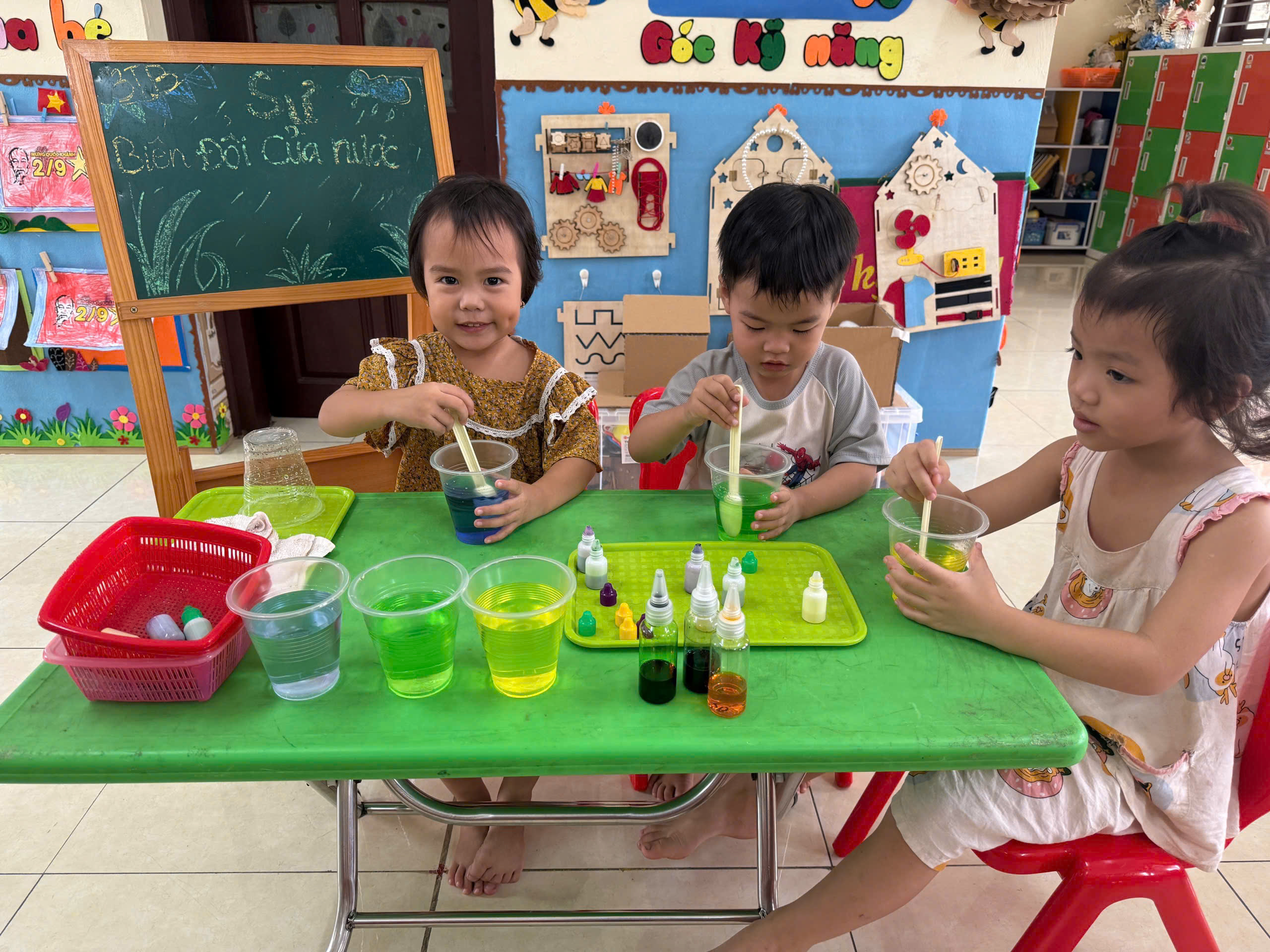 Ảnh trẻ làm thí nghiệm khám phá sự đổi màu của nước 3 Tuổi B