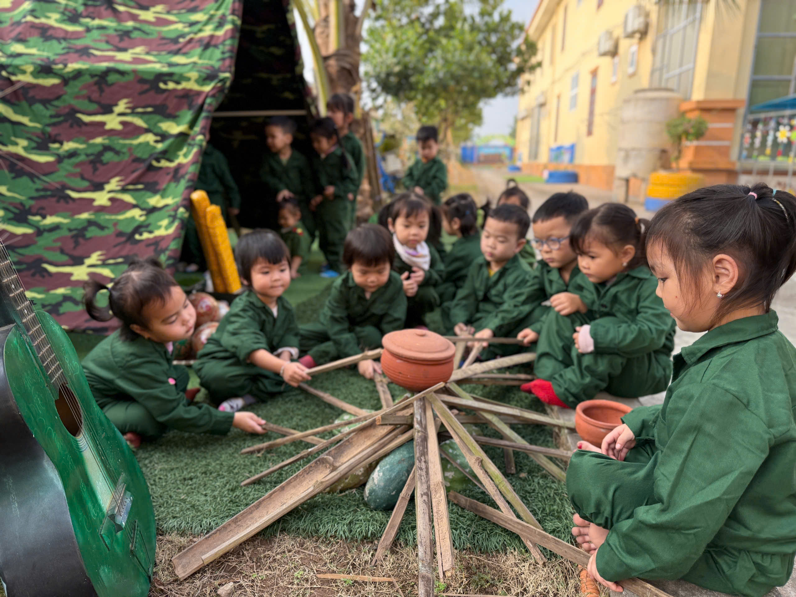 Ảnh trẻ hoạt động ngoài trời lớp 3 Tuổi B