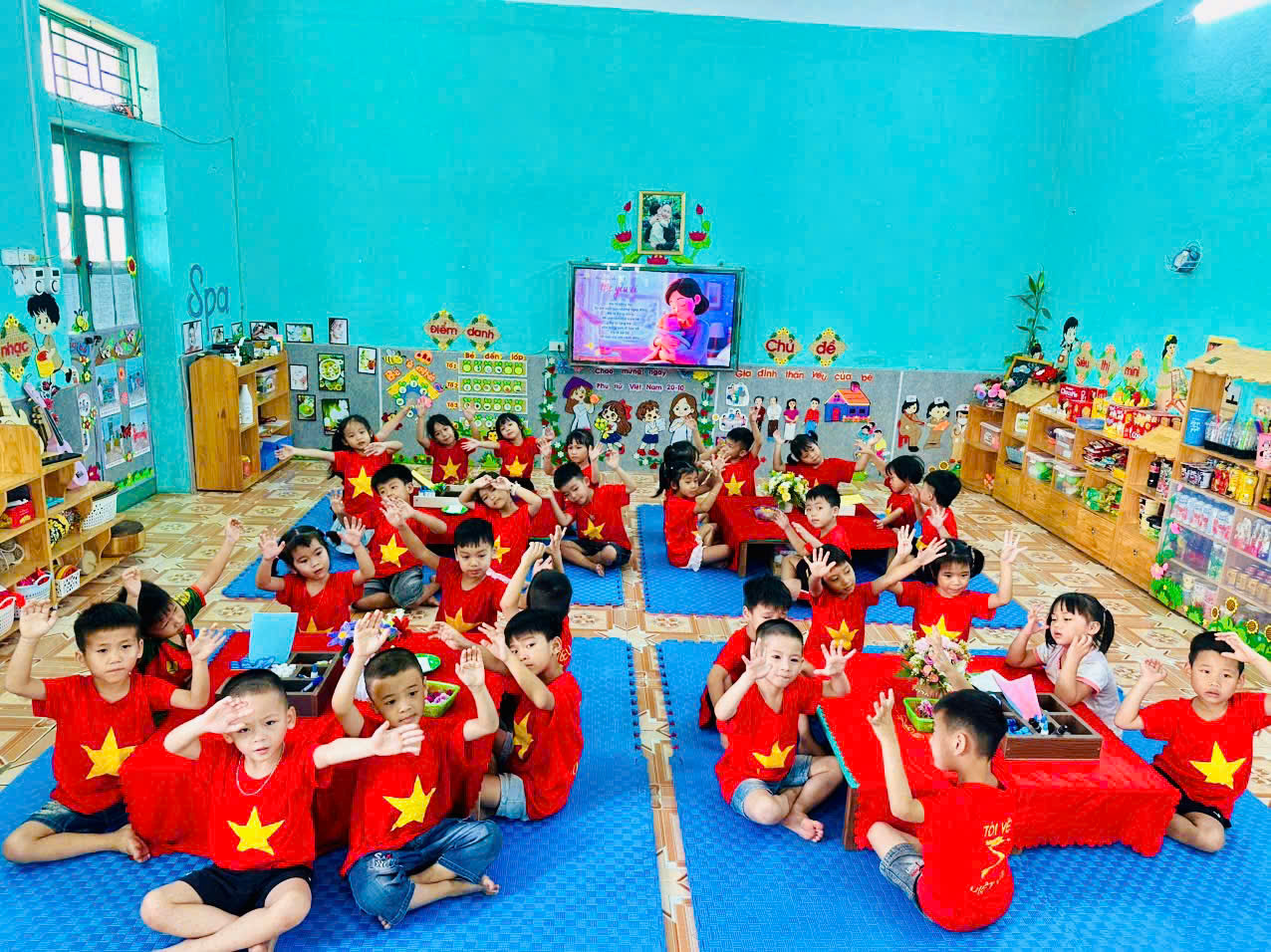 Lớp 5 tuổi A6 trải nghiệm hoạt động “Làm thiệp tặng mẹ” chào mừng ngày Phụ nữ Việt Nam 20/10