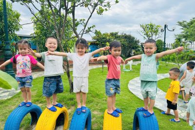 Hoạt động ngoài trời – Niềm vui mỗi ngày của các bé 24-36 tháng tại trường Mầm non Nghĩa Minh