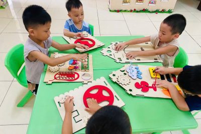 Làm quen với đồ chơi – Niềm vui mỗi ngày của bé