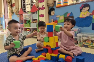 BÉ HỌC CÁCH YÊU THƯƠNG VÀ CHƠI CÙNG BẠN
