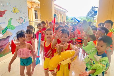 GIỜ PHÚT VUI CHƠI DƯỚI NƯỚC – CÙNG BÉ LÀM QUEN VÀ HỌC CÁCH GIỮ AN TOÀN KHI Ở GẦN NƯỚC