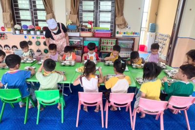 Giờ ăn tại lớp 4 tuổi C – Trường Mầm non Nghĩa Minh – Xã Đồng Thịnh – Tỉnh Ninh Bình