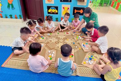 Trường Mầm non Nghĩa Minh – Giúp trẻ từ 18 đến 24 tháng tuổi làm quen trường, lớp và cô giáo