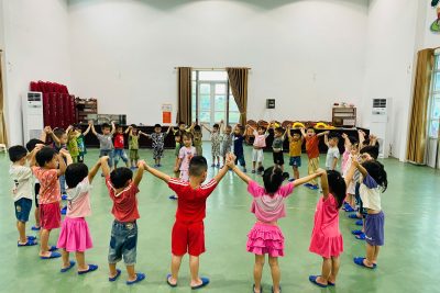 Tổ chức các trò chơi tập thể giúp trẻ phát triển toàn diện cho trẻ mẫu giáo 4-5 tuổi trong hoạt động hè.