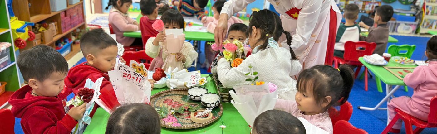 Ảnh trẻ thi cắm hoa chào mừng ngày 20-11 lớp 3 Tuổi B