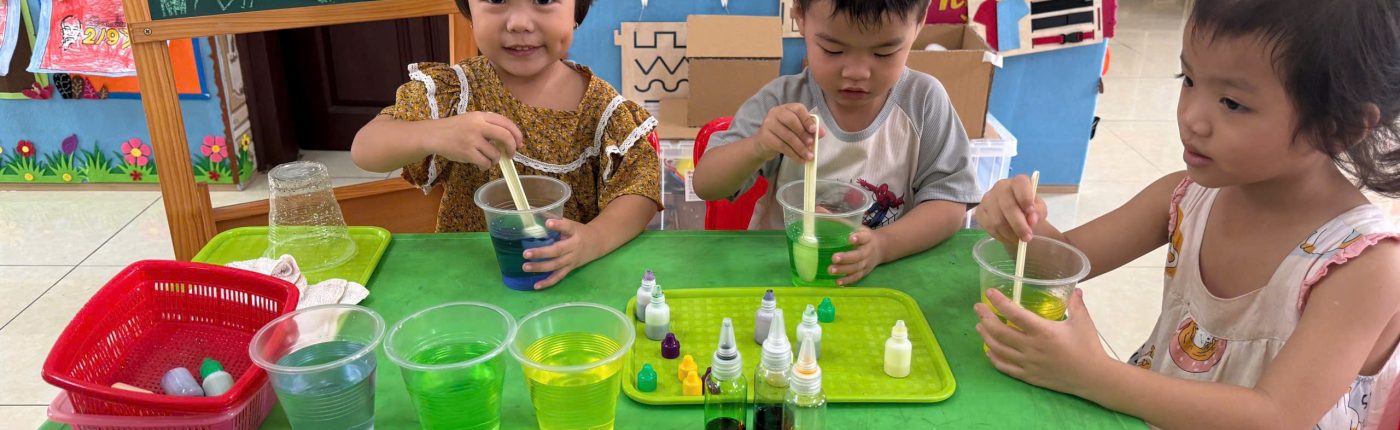 Ảnh trẻ làm thí nghiệm khám phá sự đổi màu của nước 3 Tuổi B