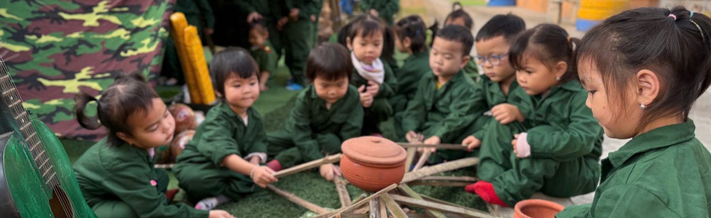 Ảnh trẻ hoạt động ngoài trời lớp 3 Tuổi B