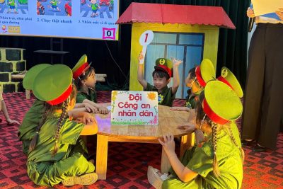 Lớp 5 tuổi A Tham gia chương trình trải nghiệm ” Tôi yêu Việt Nam- Bé với an toàn giao thông”