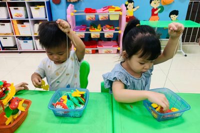 Trường Mầm non Nghĩa Minh – Một số hoạt động rèn kỹ năng phát triển vận động tinh cho trẻ nhà trẻ trong dịp hè