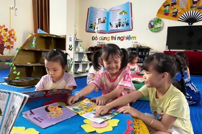 Lớp 5 tuổi B trải nghiệm tại phòng thư viện – Bé yêu sách – Mỗi cuốn sách mở ra một chân trời mới!
